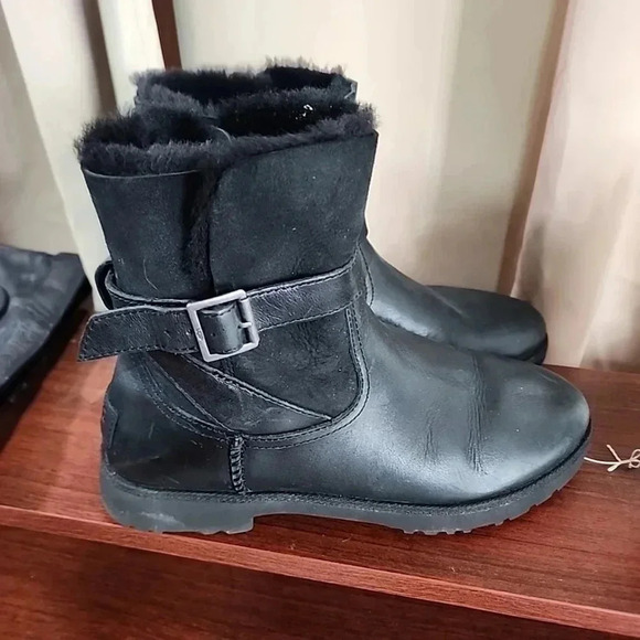Ugg Leather and Fur lined boots. Size 8 - Picture 11 of 13